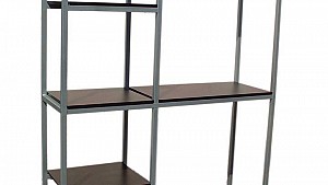 Closet de metal con entrepaños de melamina.